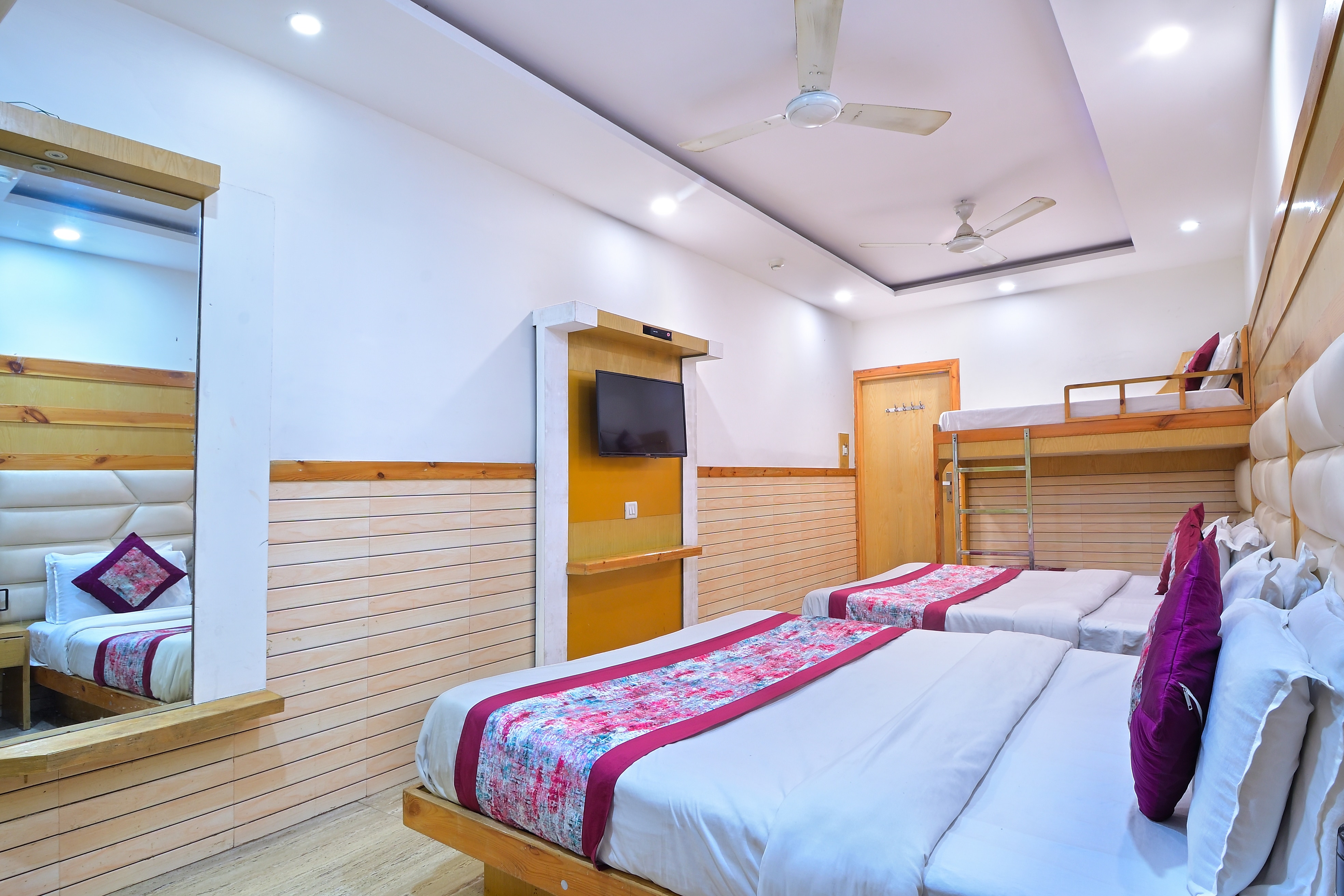 Hotel Glow Inn@3 Mins Walk From NDLS Rail Station - Tap to explore photos