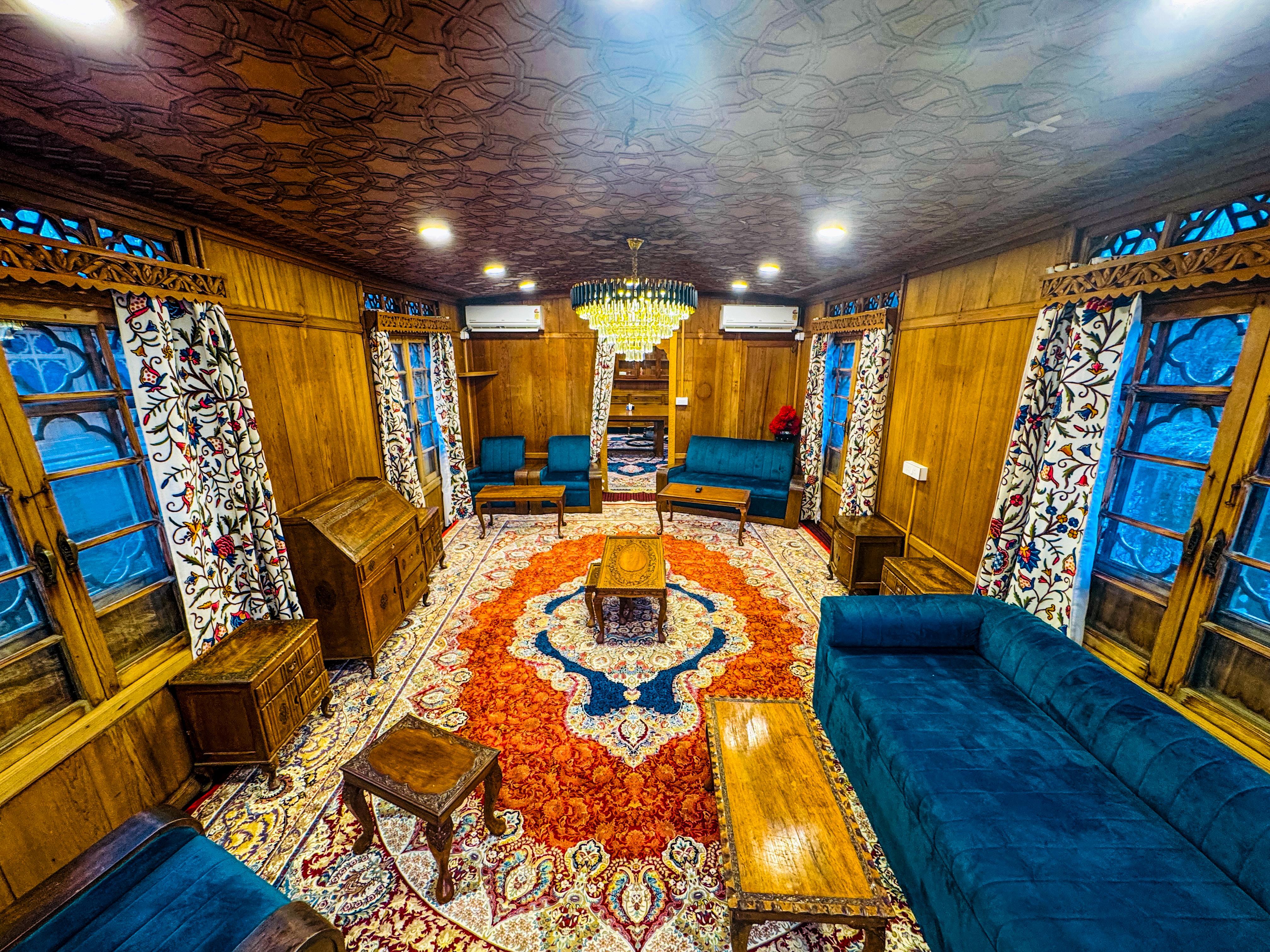 Peacock Houseboats 𝗕𝗢𝗢𝗞 Srinagar Houseboat