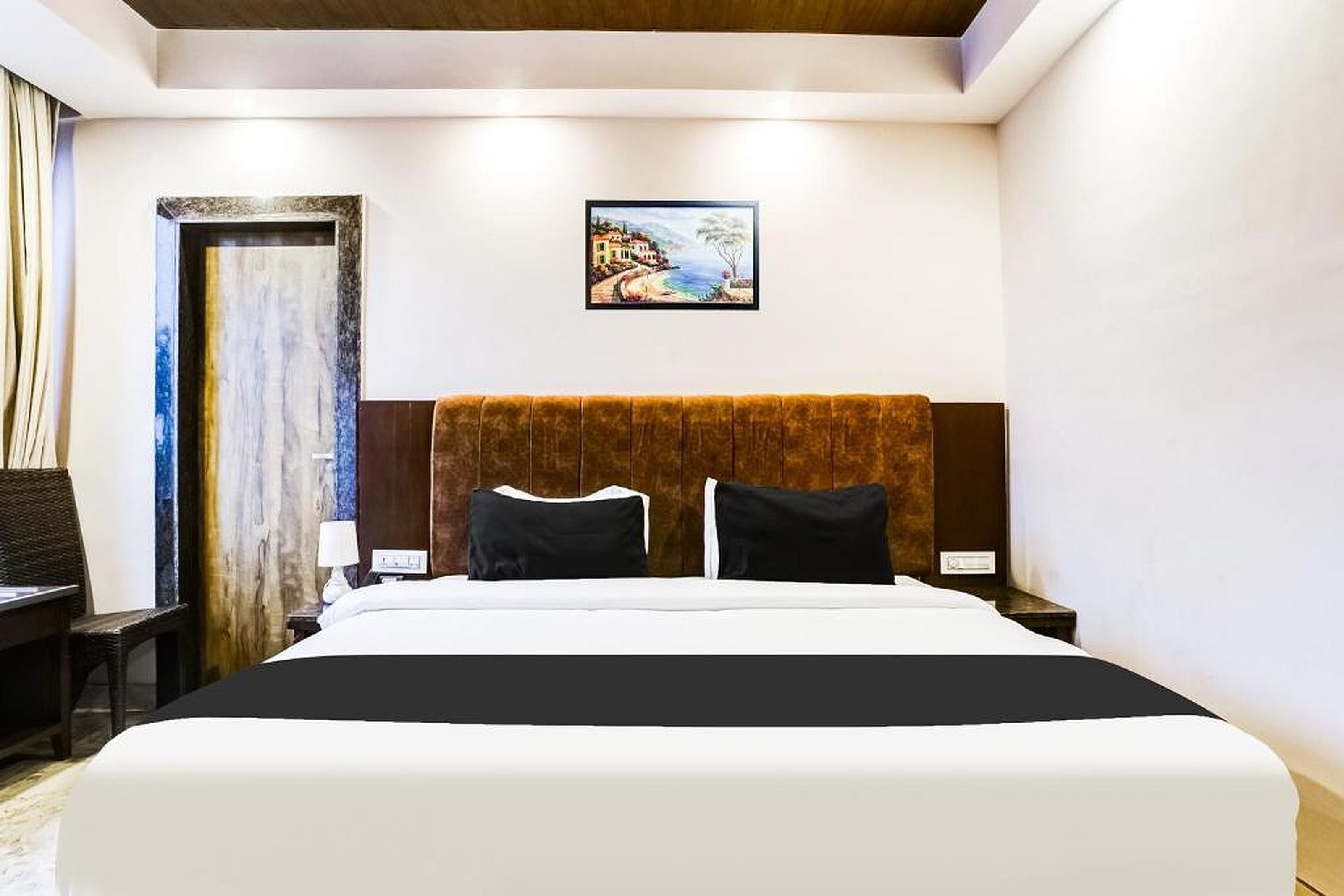 Super Townhouse Oak Baga Near Titos Lane - Tap to explore photos