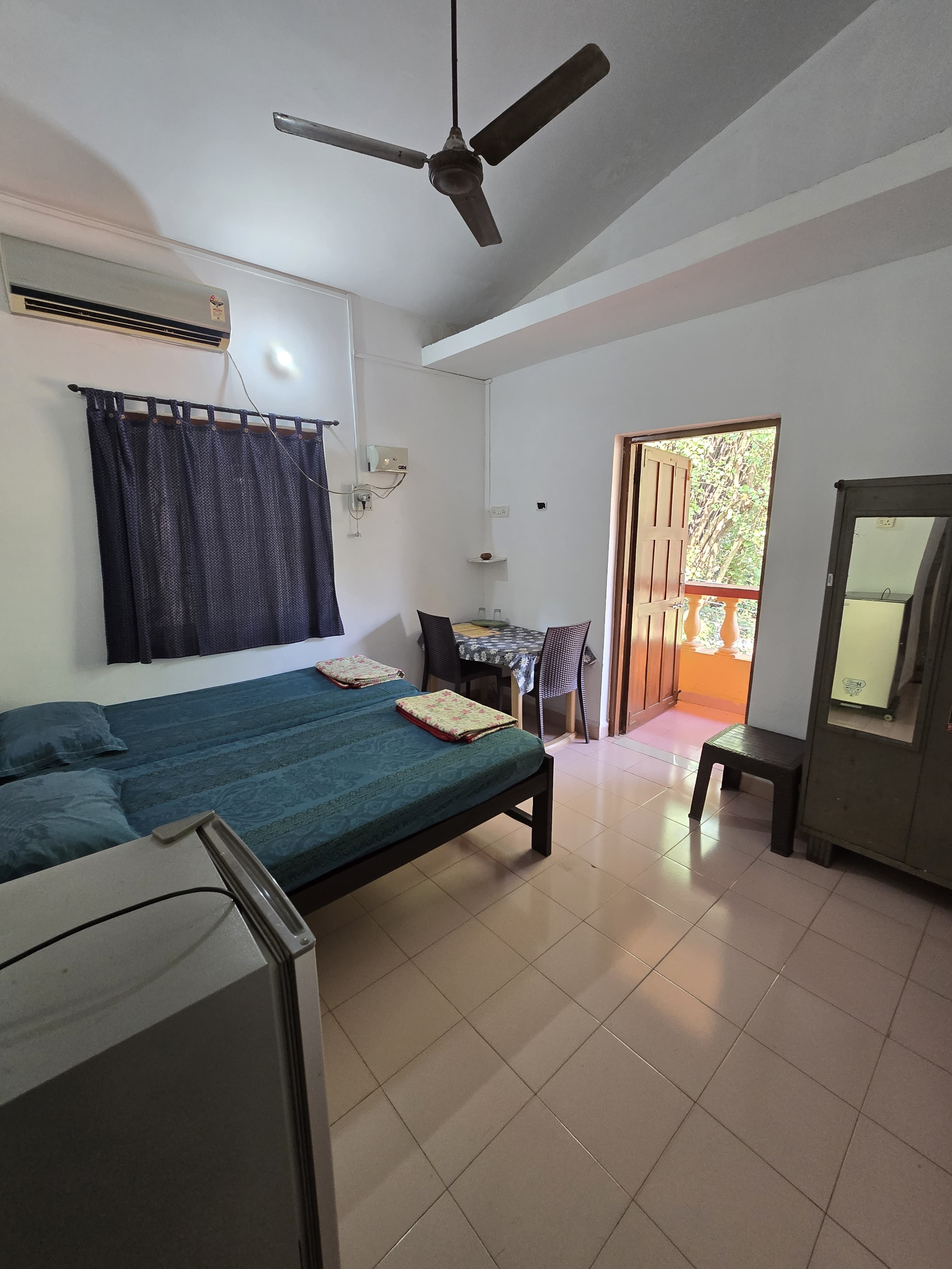 George Dale Guest House - Tap to explore photos