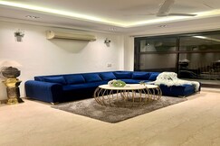 Endgame 2BR w King beds Patio, Delhi
