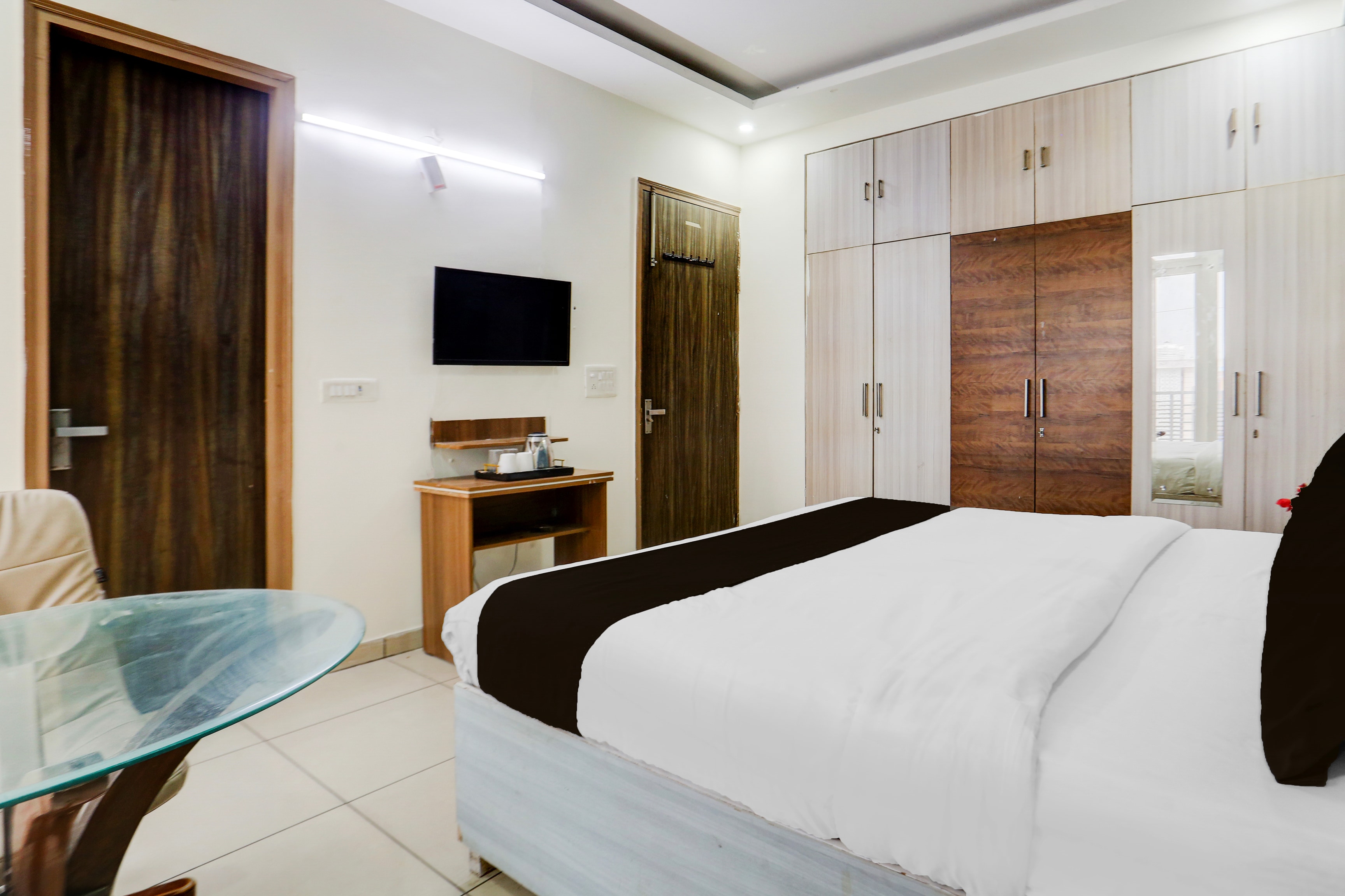 Super Hotel O Subhash Chowk Near Medanta Hospital Formerly L B Residency - Tap to explore photos