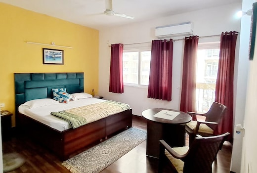 Entire LADS  AC 2 BHK ktn WiFi near Gaur chowk