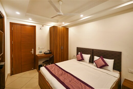 FabHotel La Paz Stay B&B