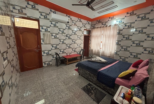 The Lal Punjabi Stay | 100m from Saryu Ghat