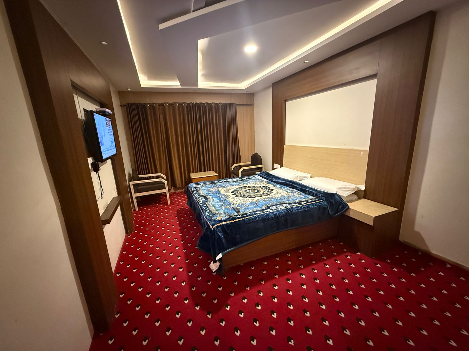 Hotel Goldencity - Tap to explore photos