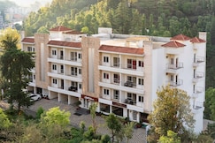 Hotel Clarks Inn, Bhowali (20 Mins from Neem Karoli Baba Ashram, Kainchi Dham), Naukuchiatal