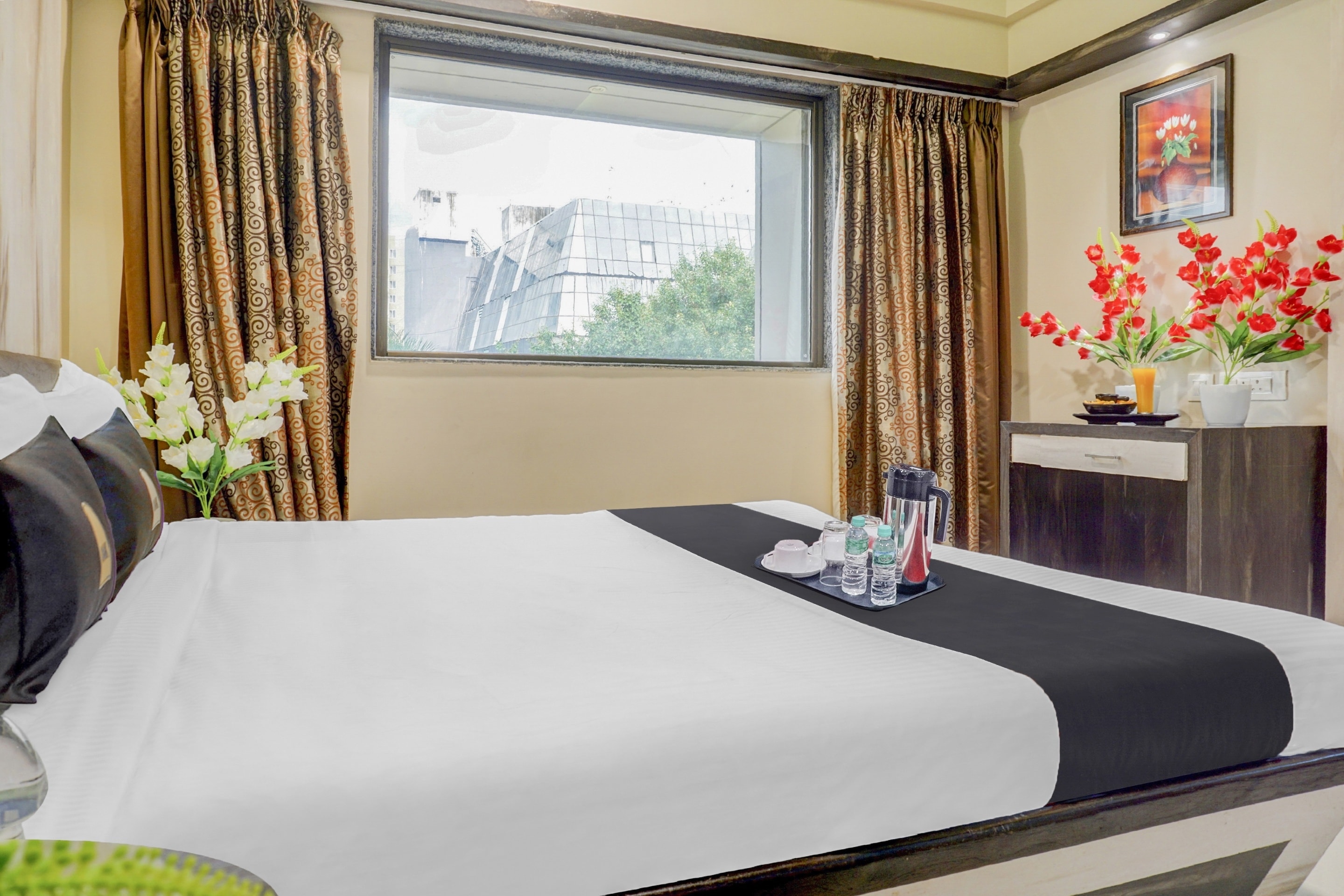 Super Townhouse OAK Regal Inn Near Sant Tukaram Nagar Metro Station - Tap to explore photos