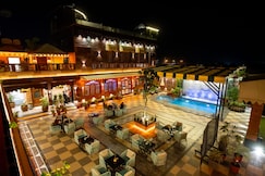 D C Boutique House, Luni