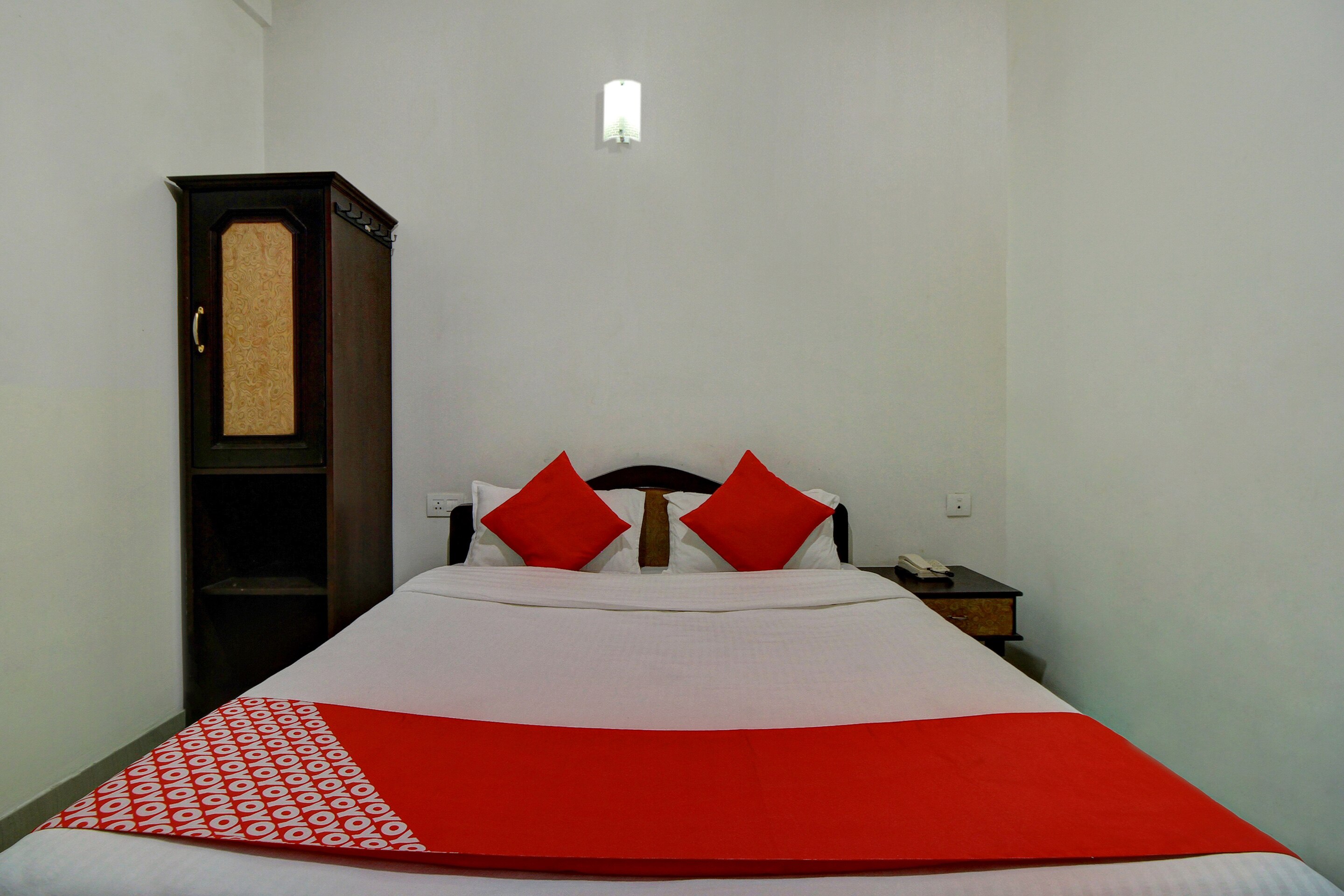 Hotel O RJ Inn - Tap to explore photos