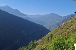 Cozy Luxury Escape in Gushaini Tirthan Valley, Banjar