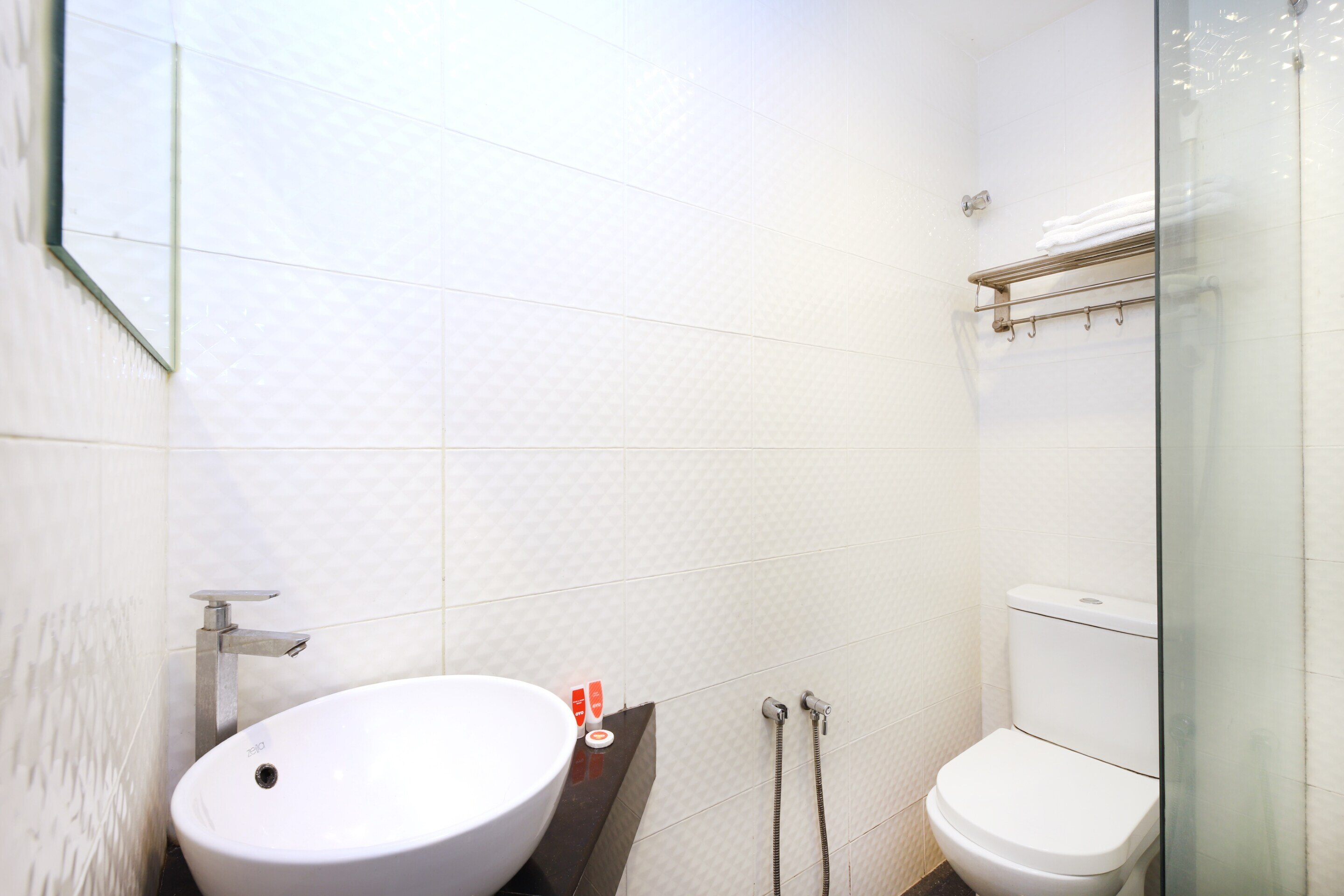 OYO 442 Marvelton Hotel Deluxe - Tap to explore photos