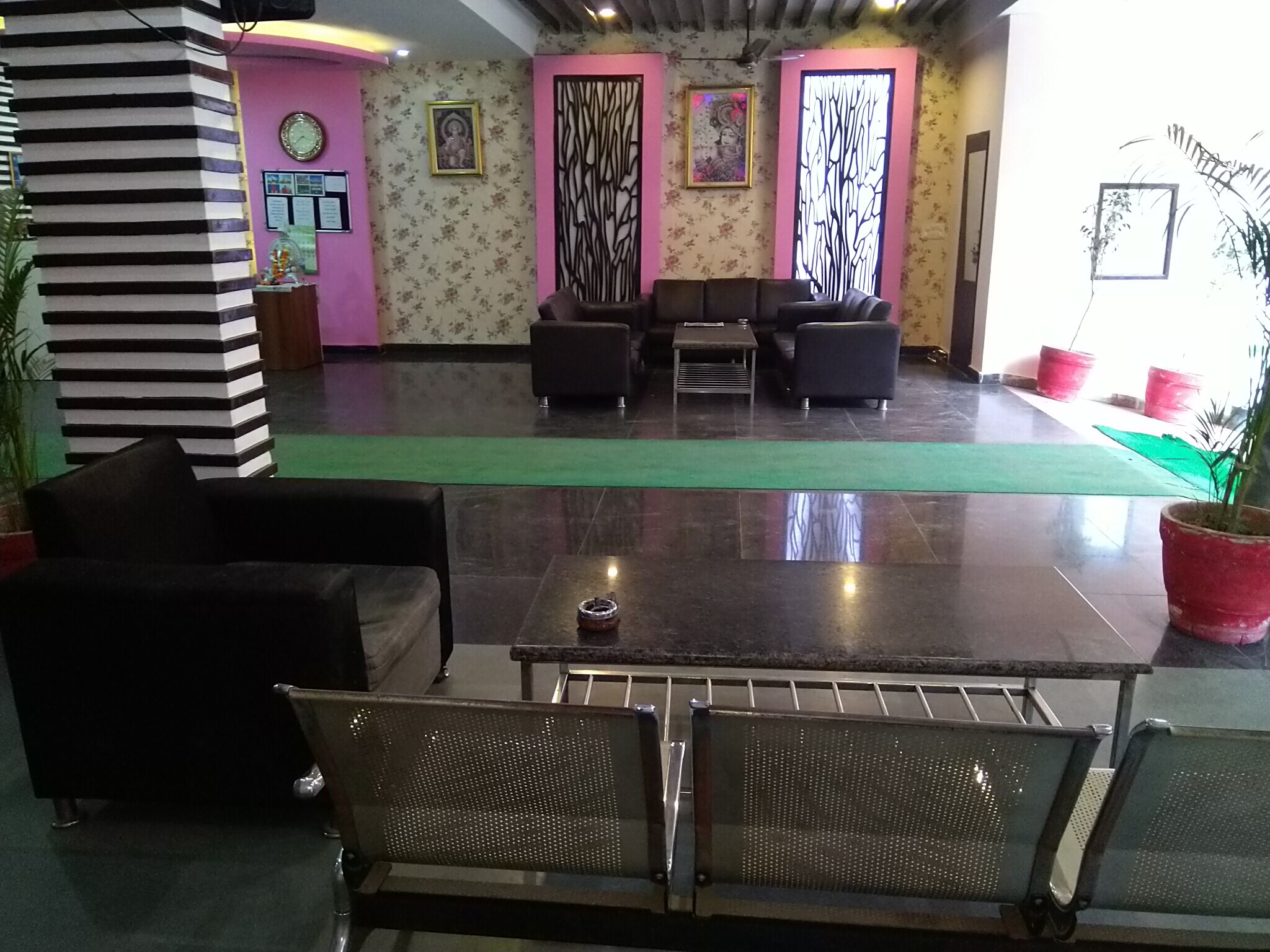 Teja Apartments Near Medanta Hospital - Tap to explore photos