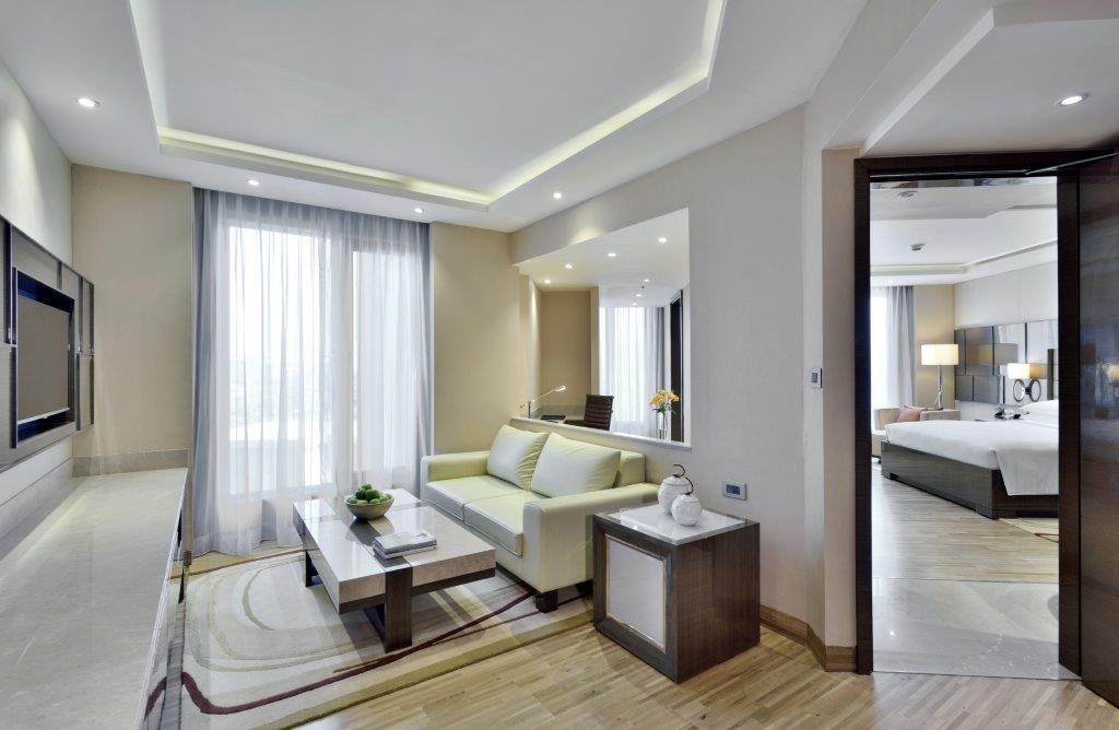 Premium Suite, Executive Lounge Access, 1 King, City View With Bathtub 1
