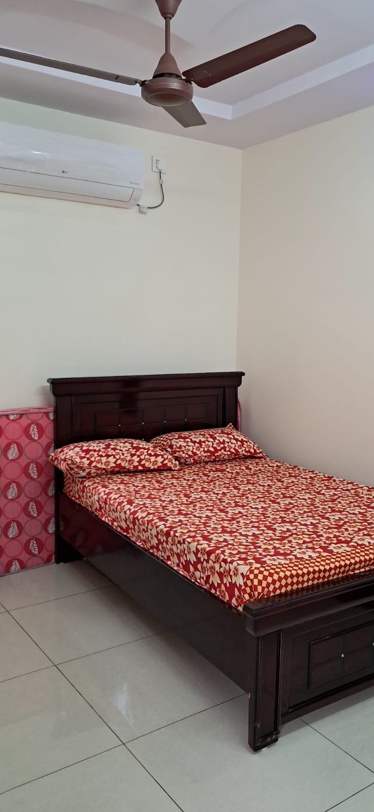 Sripada Maharaj Rooms - Tap to explore photos