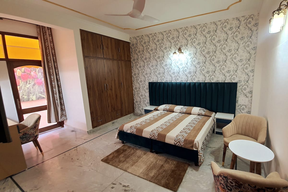 A Delightful B&B| DLF-2 | Behind MG Road Metro - Tap to explore photos