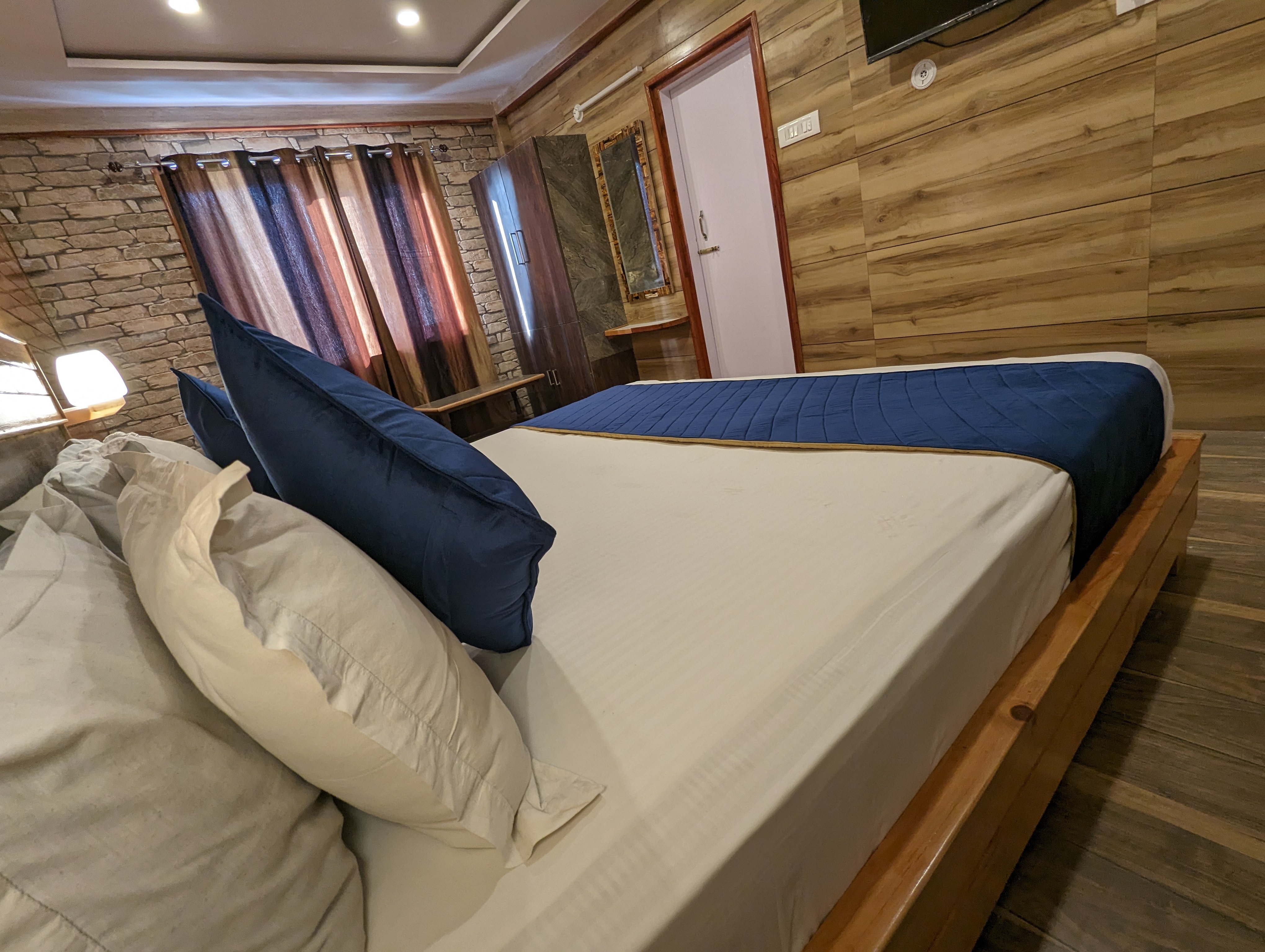 Hotel Sweet Home(walkable distance from Mall Road) - Tap to explore photos