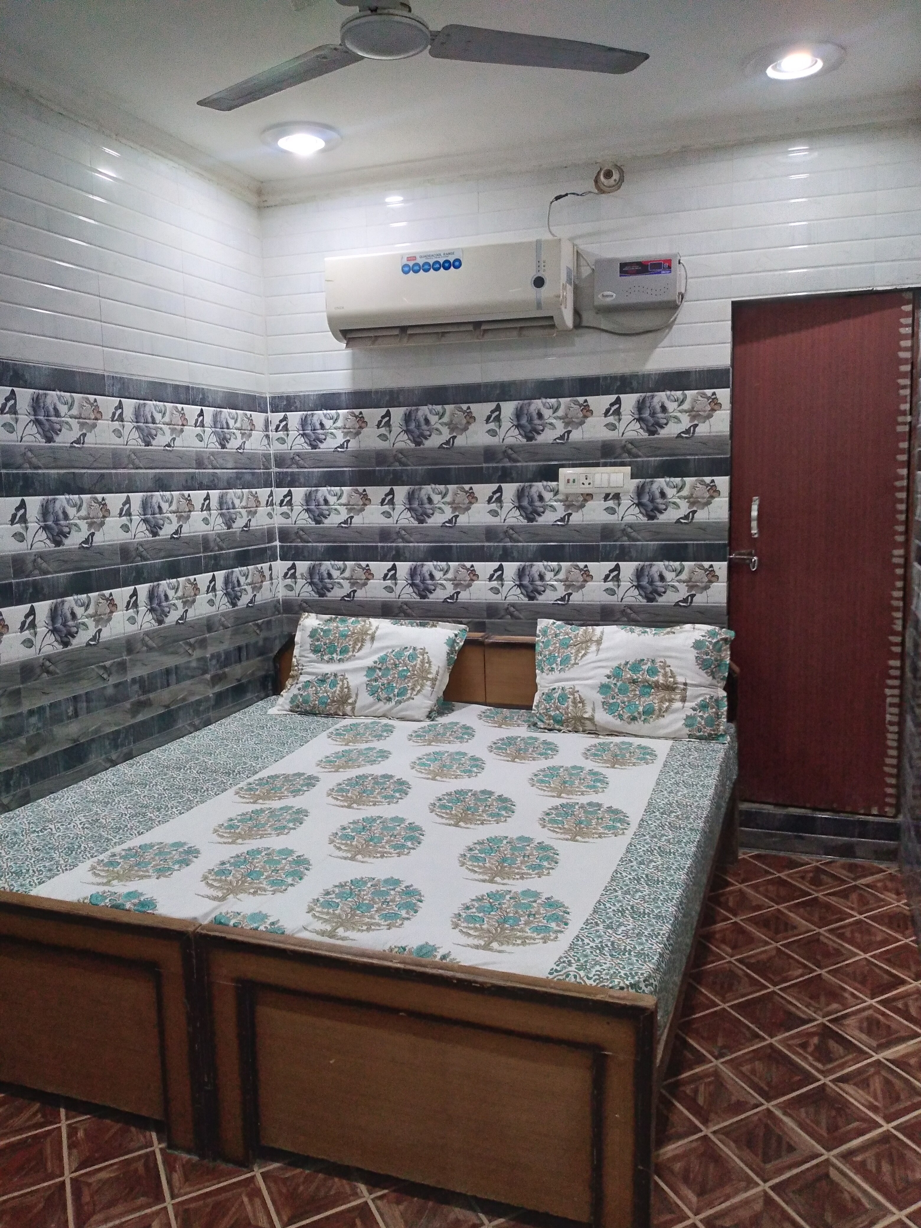 Shri Radha Krishna Guest House - Tap to explore photos
