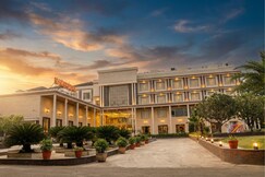 NAKSHTRA HOTEL & RESORT, Khargone
