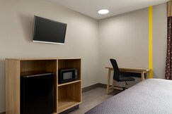 Super 8 by Wyndham Meadowlands, Bergen