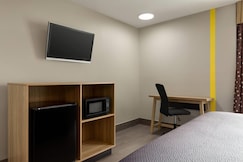 Super 8 by Wyndham Meadowlands, Bergen