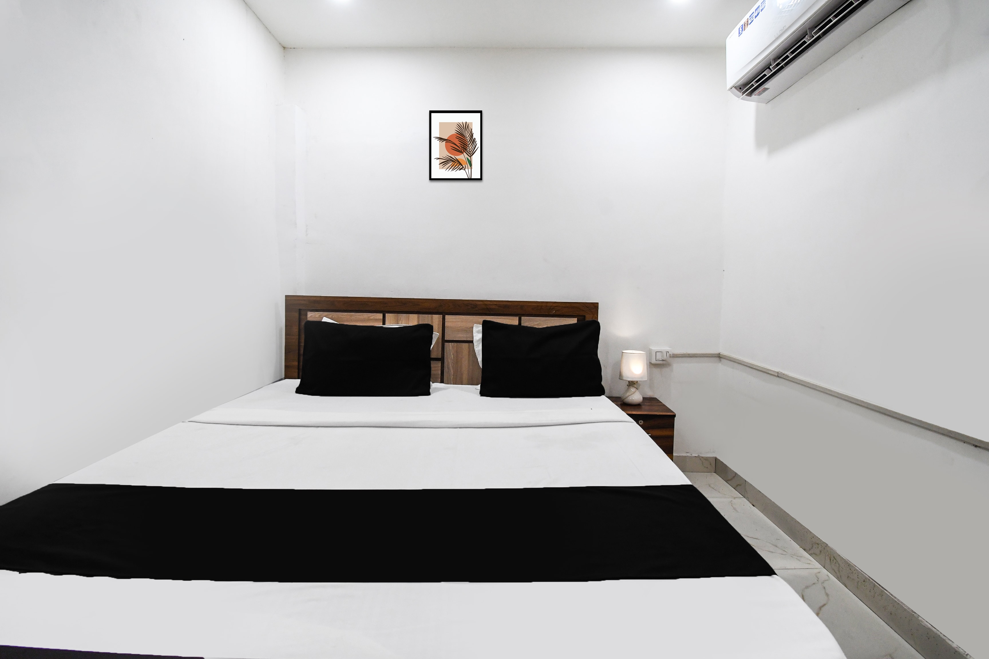Hotel O Gunjan Family Lodge - Tap to explore photos