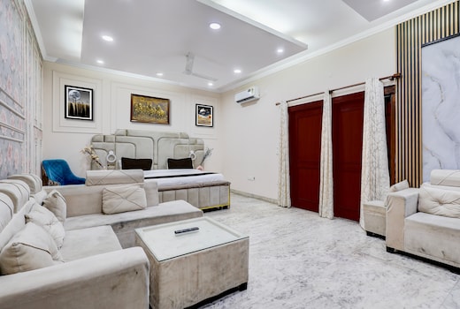 Super Hotel O Rama House Near Peeragarhi Metro Station