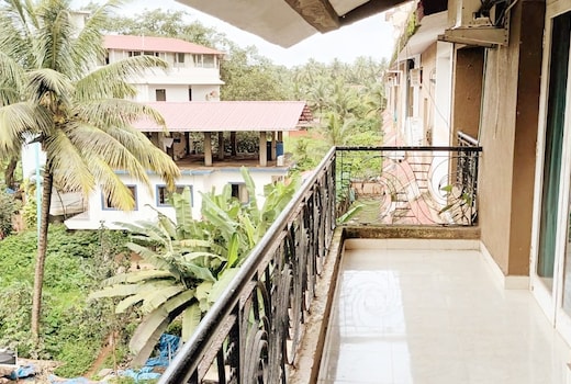 2bhk 3 floor appt kitchen Wi fi wash mc AC invtr