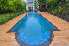 4Bhk Turf Villa with Pvt Pool, Jacuzzi & Rain Dance by Heart Staycation, Lonavala