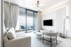 ELIVAAS Curated Prime 1BR with Marina Views and Beach Access, Dubai