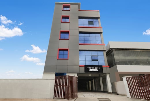 Super Townhouse Oak Kamineni Bus Stop