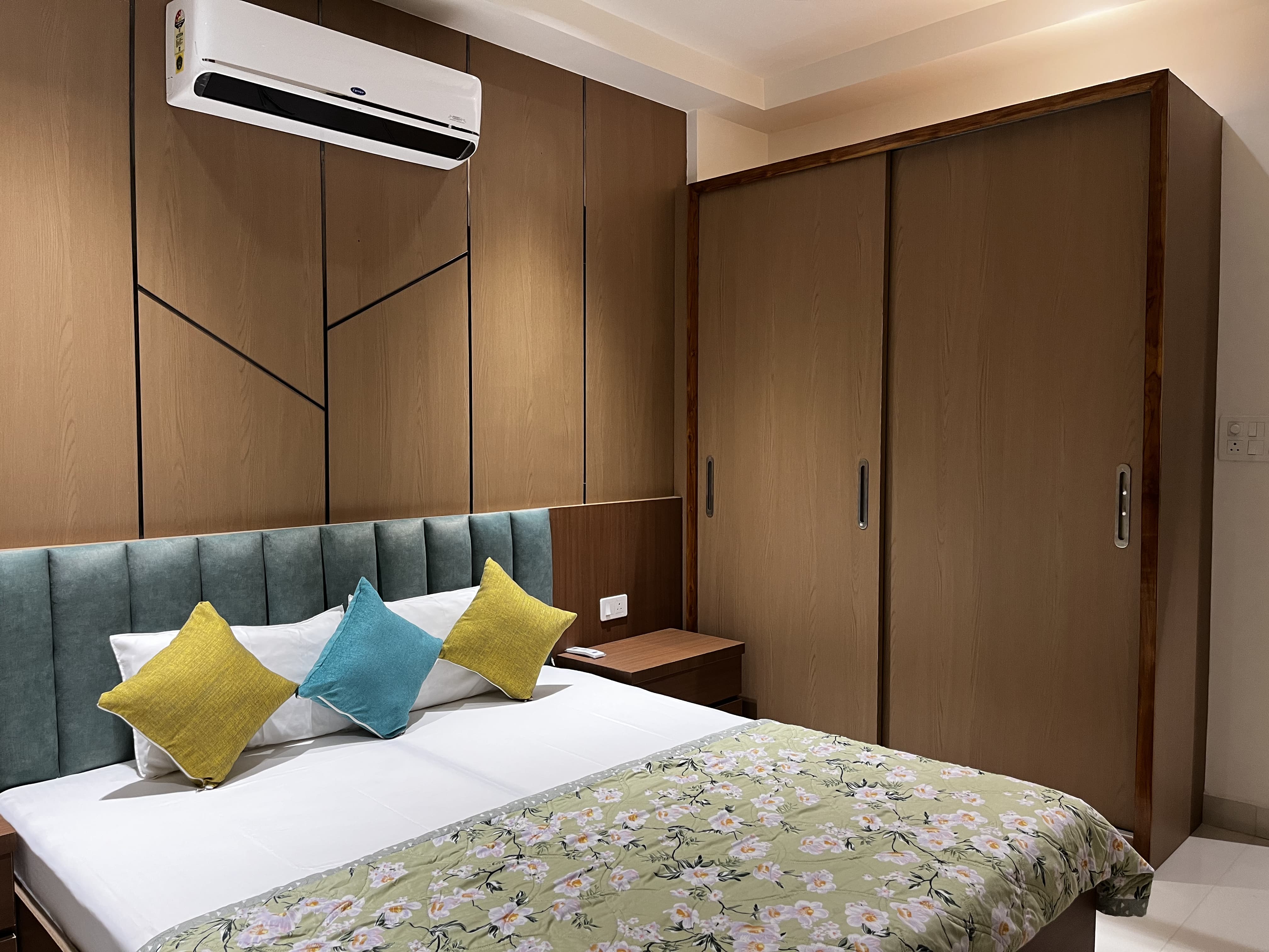 Shubham 3BHK Apartment near Ganges - Tap to explore photos
