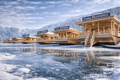 Floating shanghai group of houseboat, Srinagar