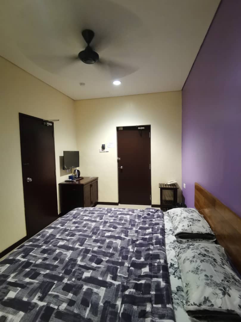 OYO 90883 Pavilion Inn Hotel - Tap to explore photos