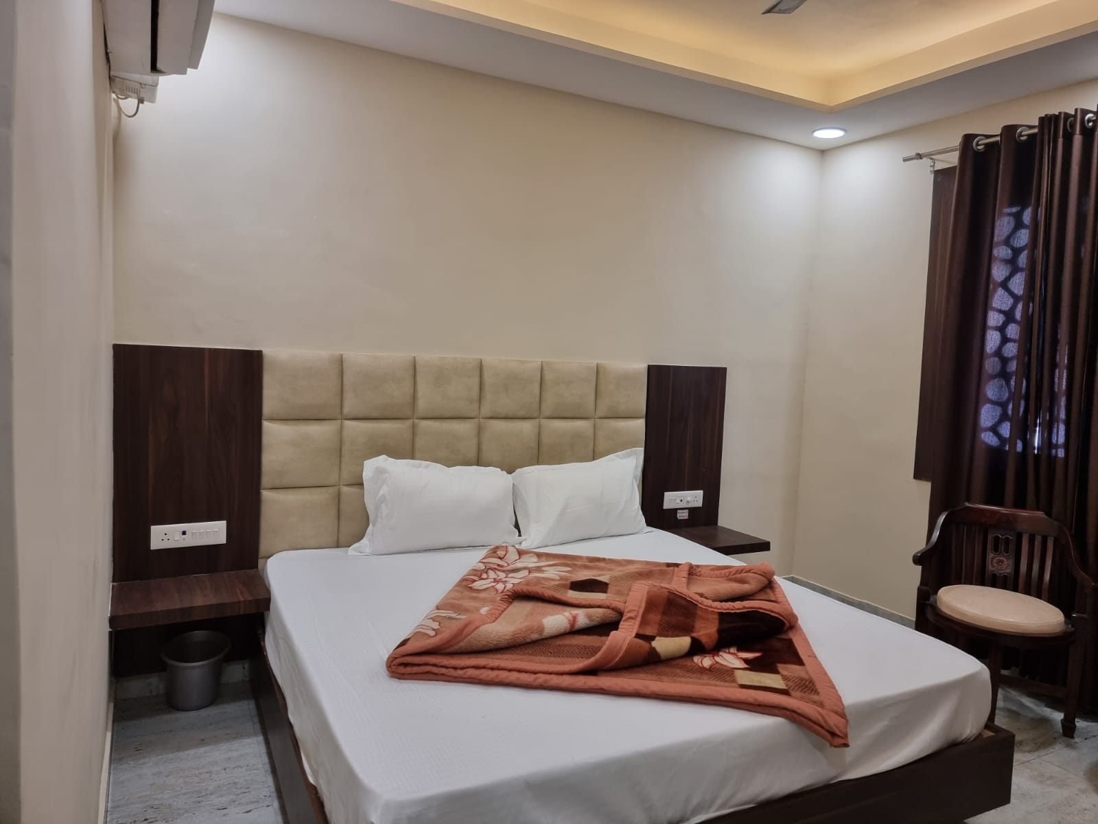 Vasu Guest House @ Har Ki Pauri Road - Tap to explore photos