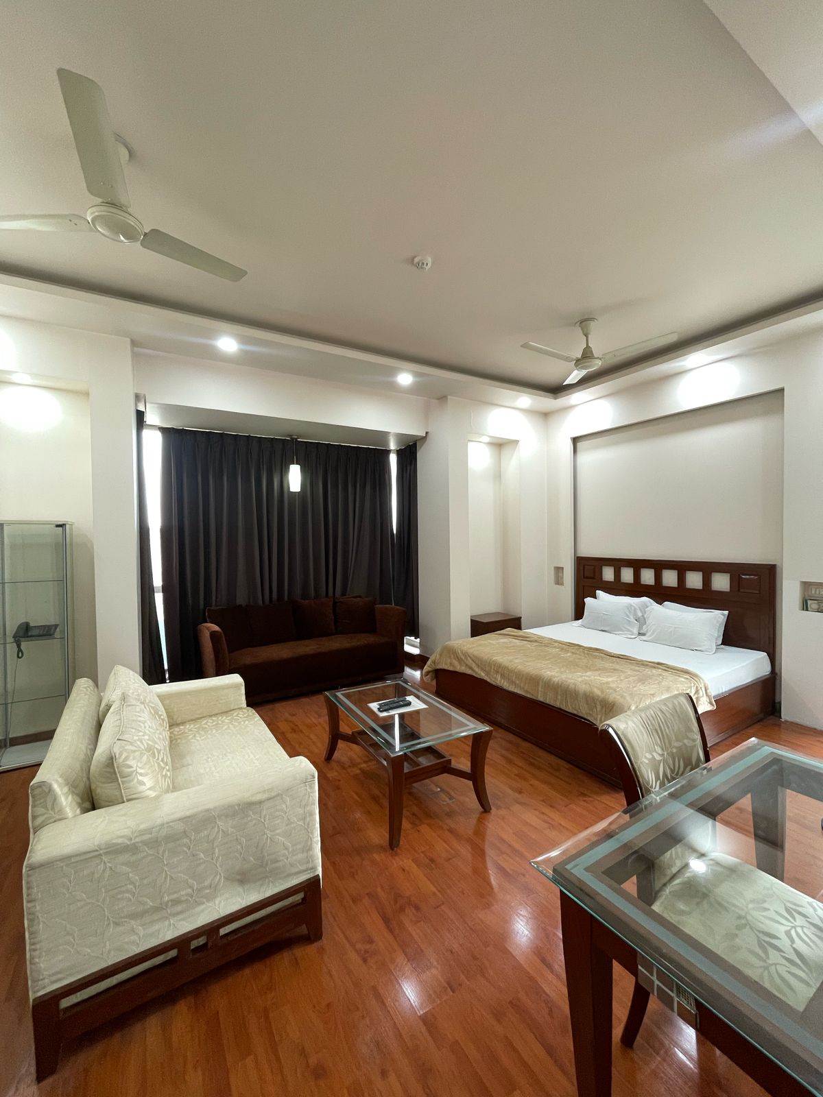 Studio Apartment with balcony - Tap to explore photos