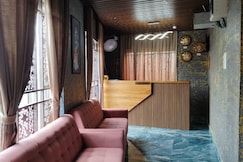 Hotel Empire, Hukeri