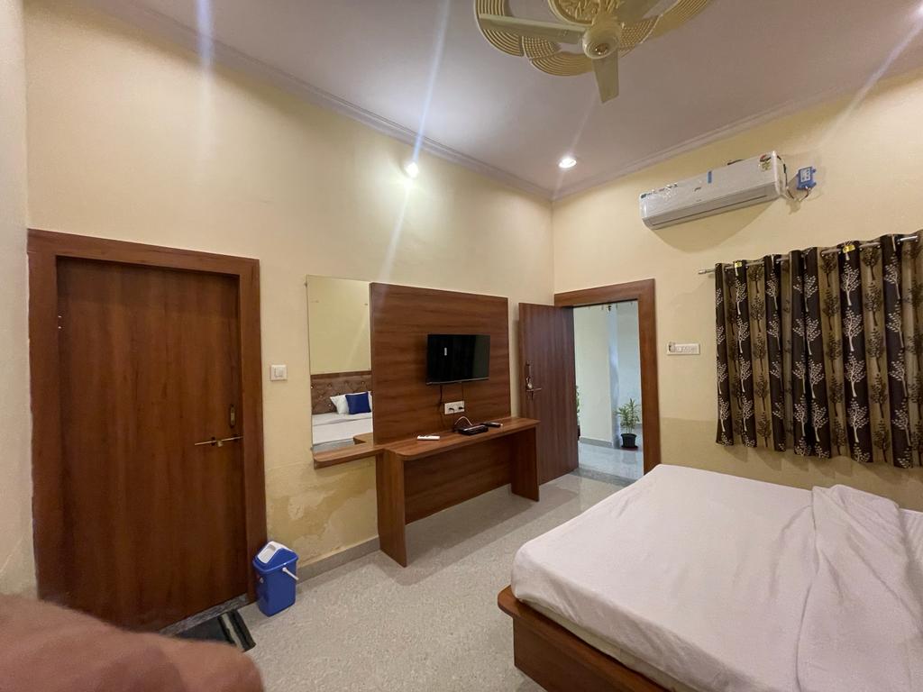 Hotel Gayatri Palace - Tap to explore photos