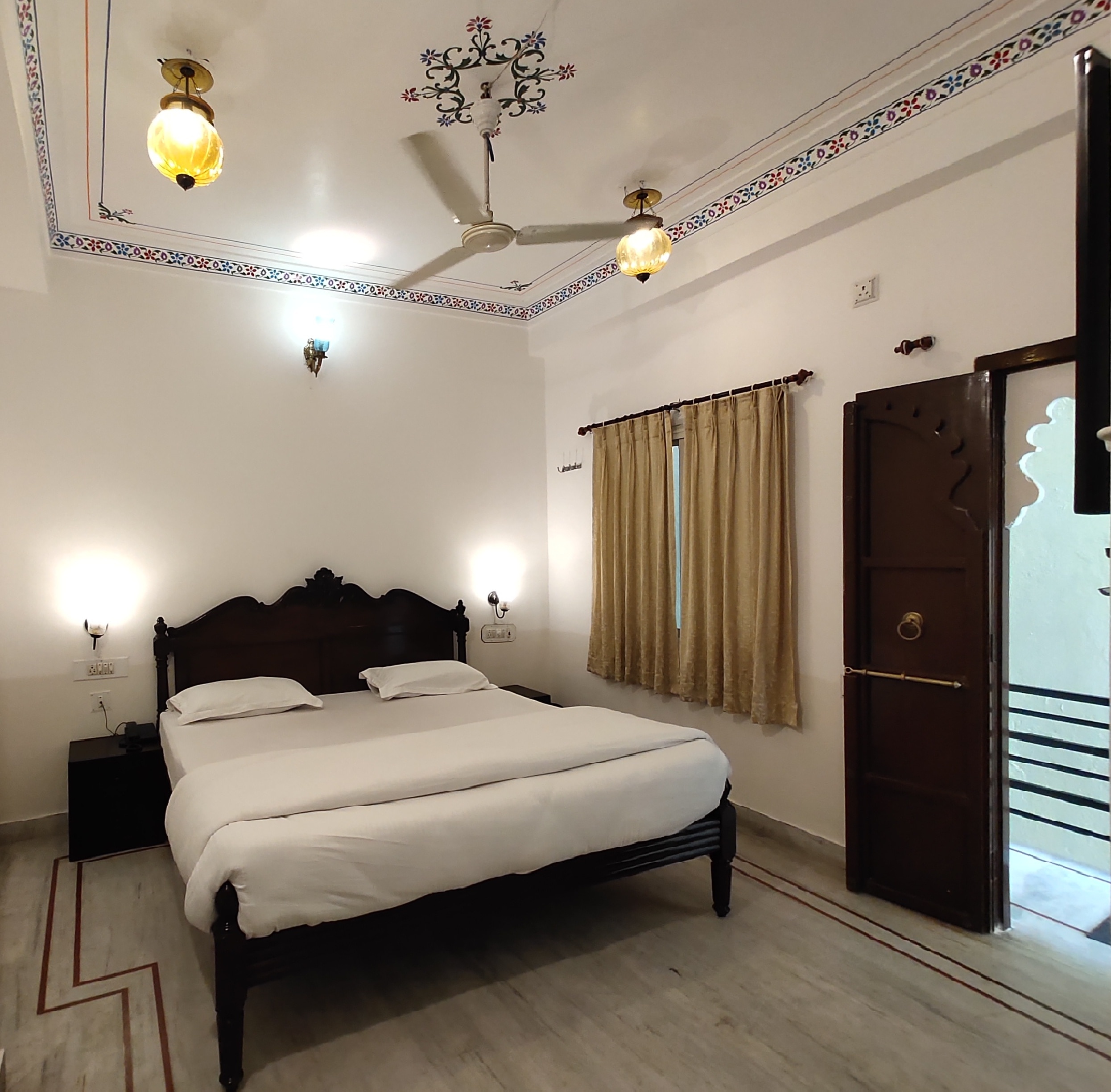 THAMLA HAVELI - Heritage Lake View Hotel - Tap to explore photos