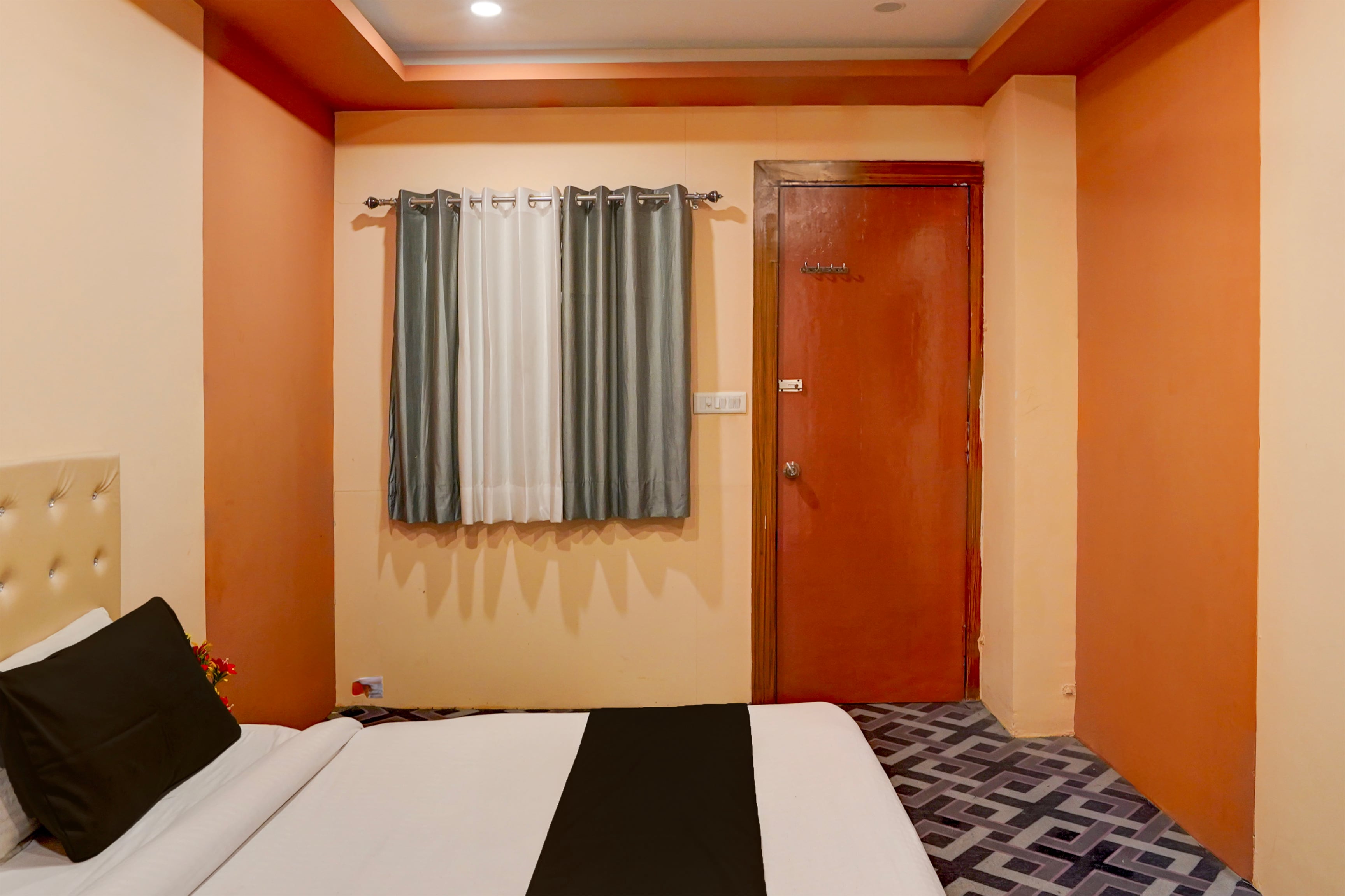 HOTEL O HAVEN Radha Govind Bus Station - Tap to explore photos