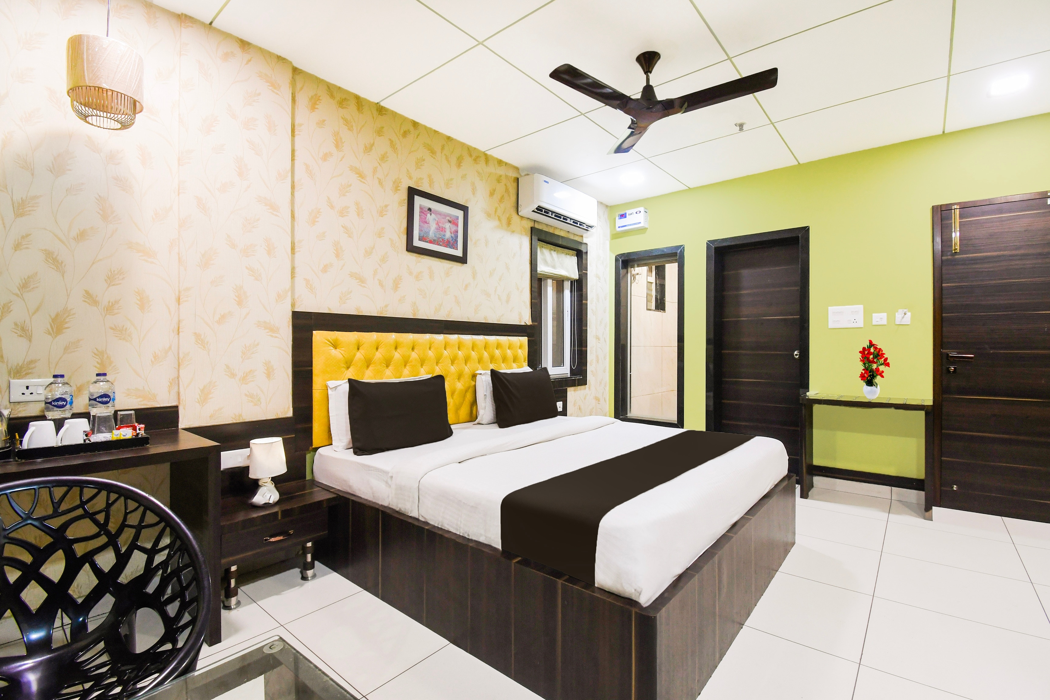 Super Townhouse Near Marine Drive - Tap to explore photos
