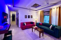 Hollywood Dreams 2BR w King Beds Patio Lift, Delhi