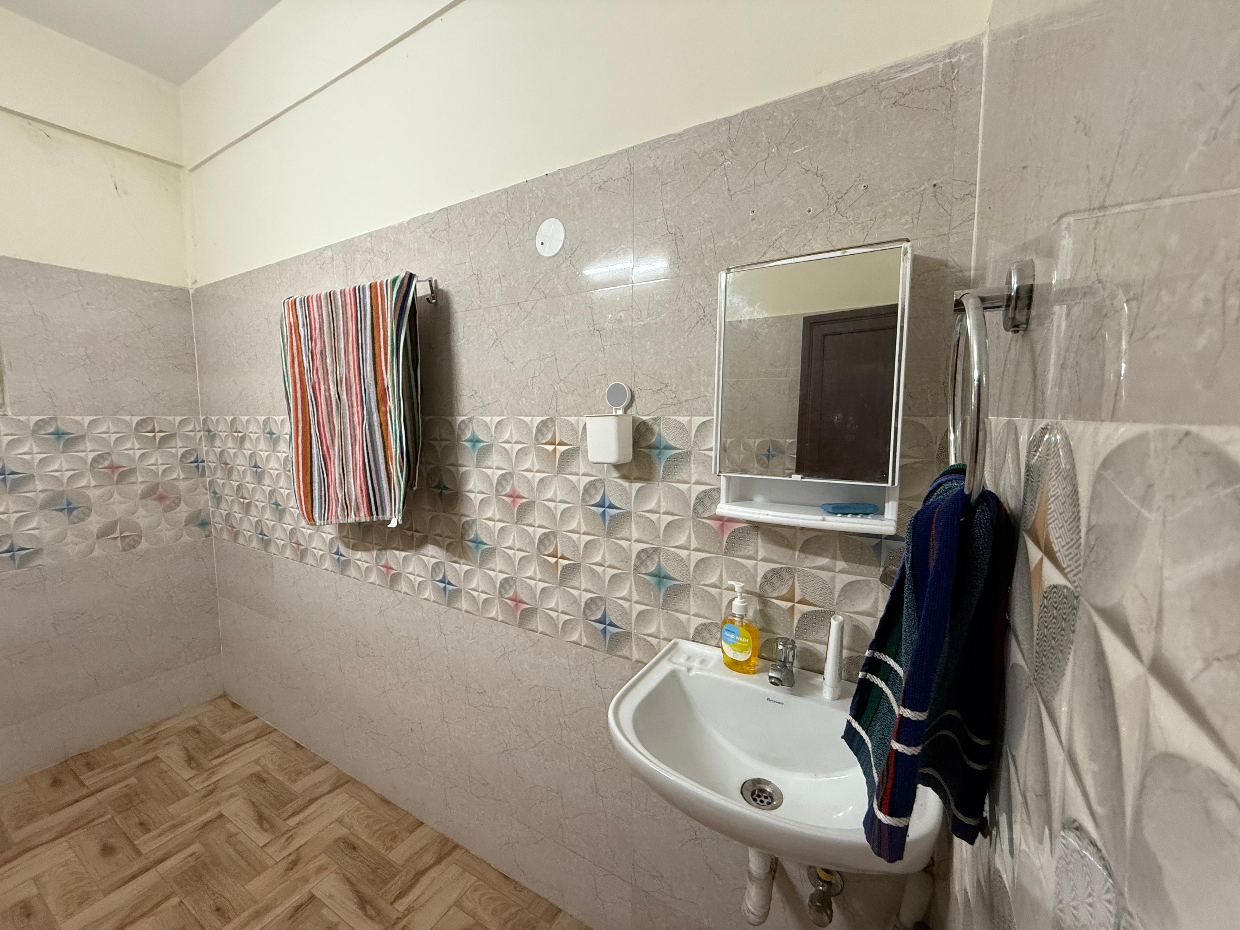 Modern 3 BHK | Ideal for Families & Work Trips - Tap to explore photos