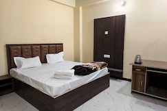 POP 84754C Sgd Lawn And Hotel, Varanasi