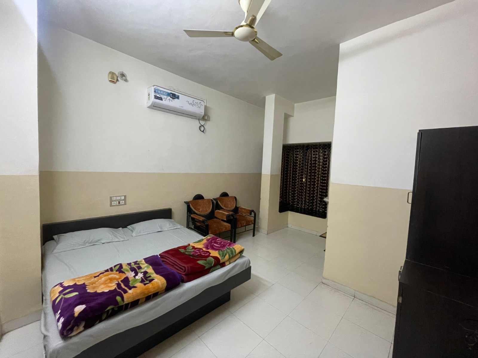 Hotel New Samadhan - Tap to explore photos