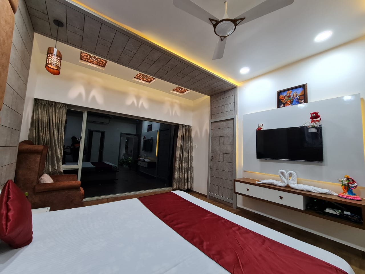 Serene Villa Infinity Edge Pool Villa | Panchgani Valley Views 5