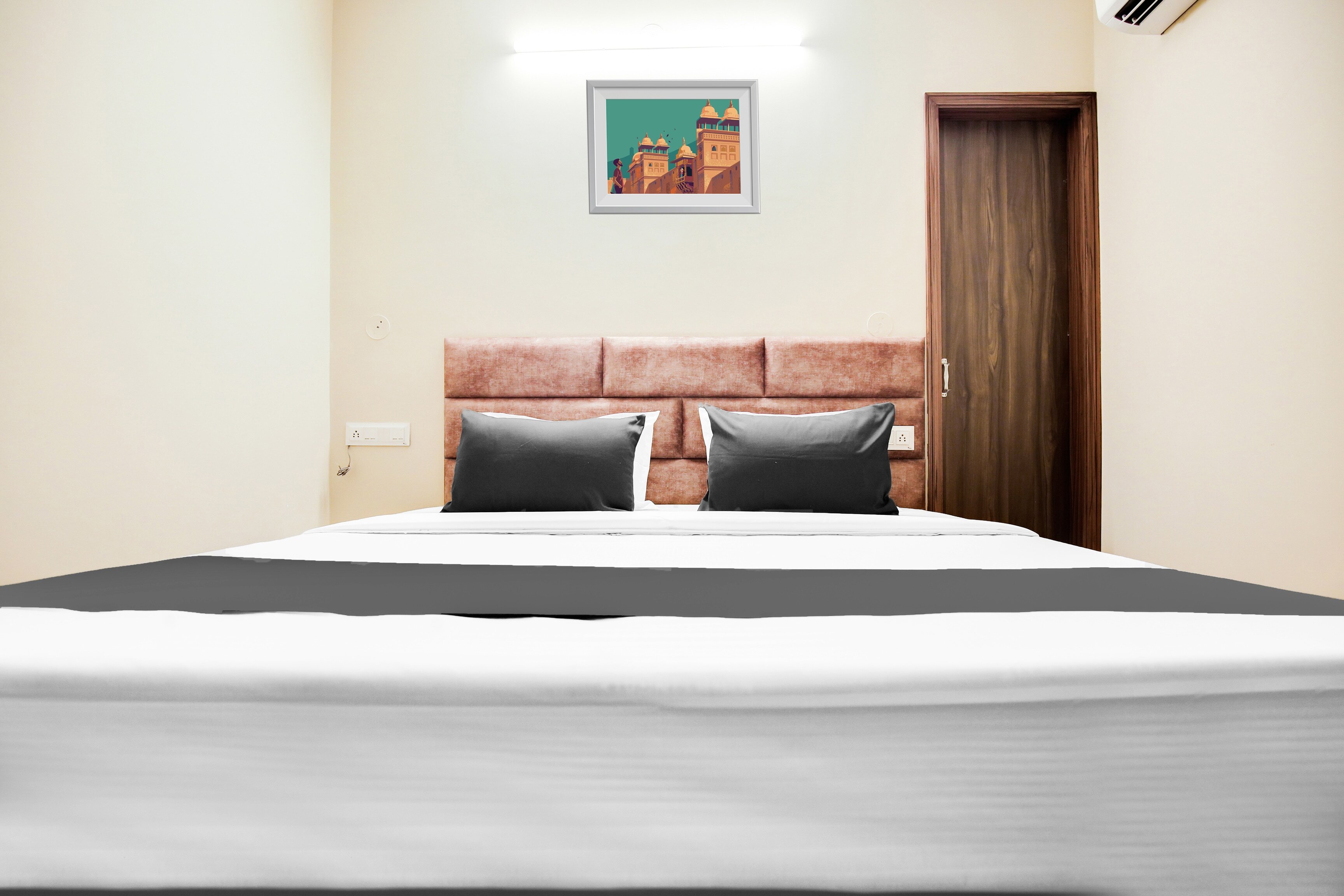Hotel O GRACE RESIDENCY - Tap to explore photos