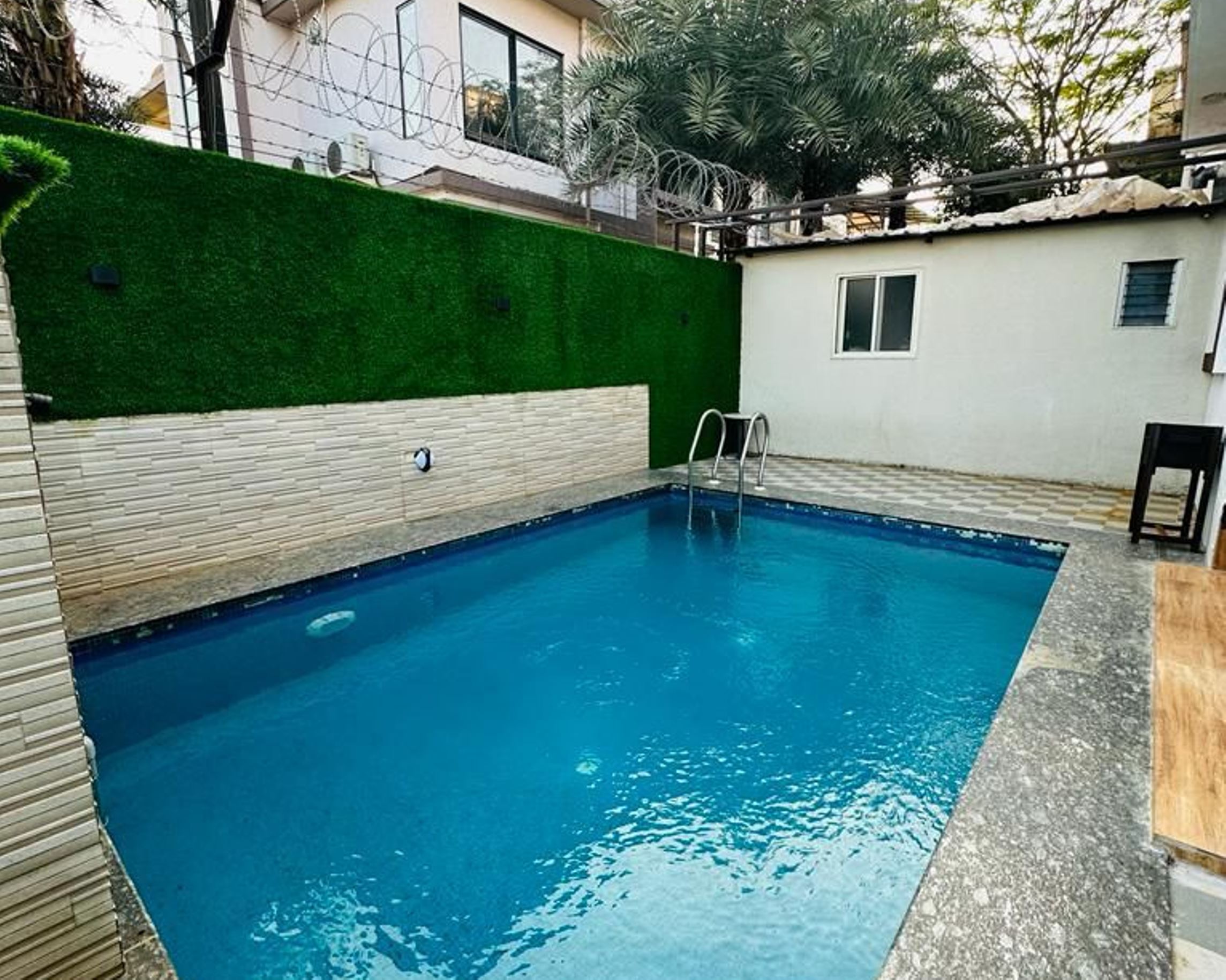 Joy Suites Wastrova - Tap to explore photos