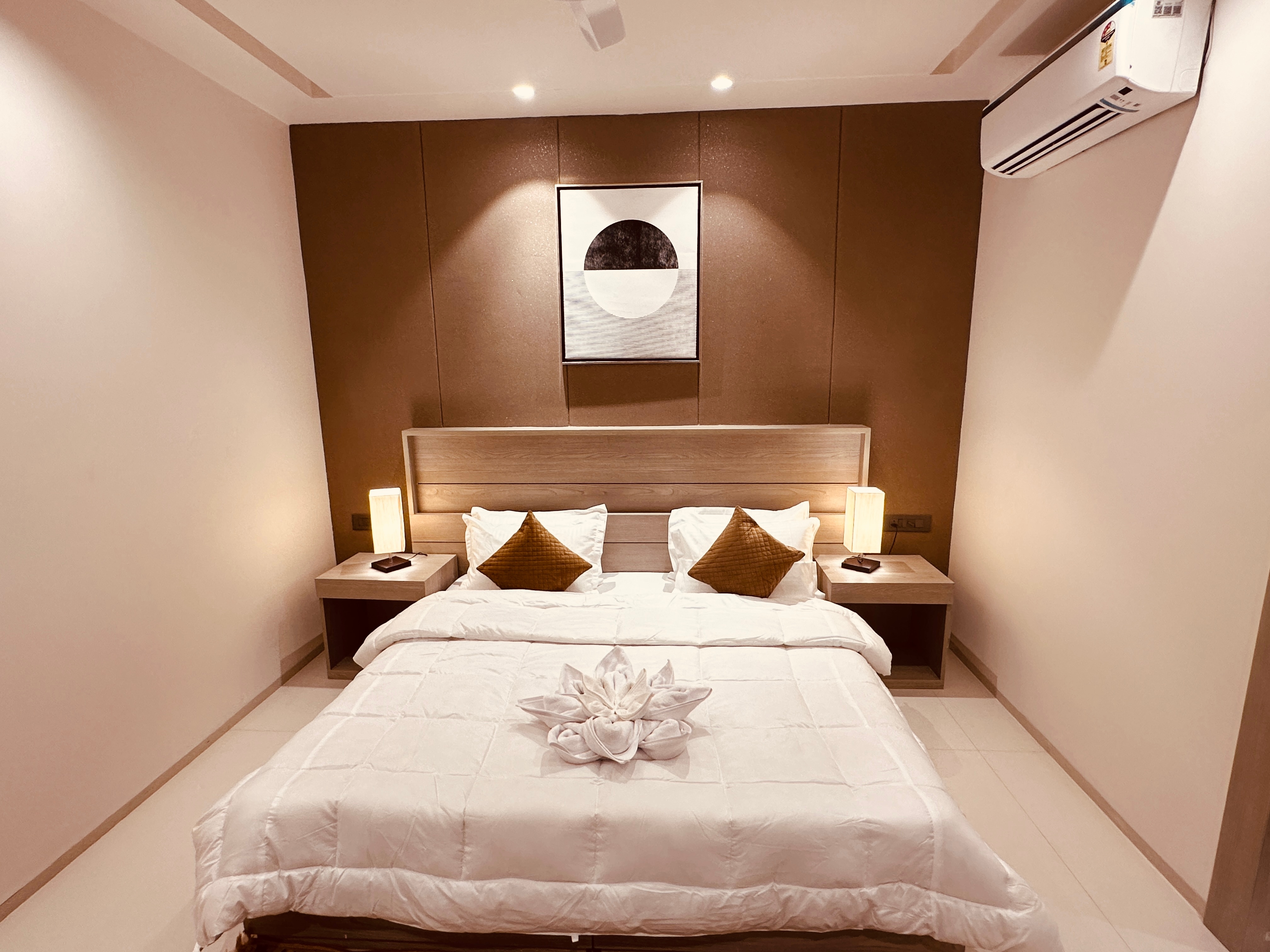 The Lodgers Luxury Hotel Near Golf Course Road Gurgaon - Tap to explore photos