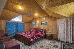 HOUSERBOAT YOUNG LIFE, Srinagar